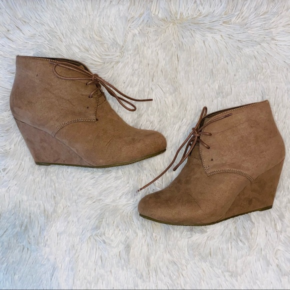 ๐ Bella Marie Taupe Suade Wedge Tie Boots 8.5 - Picture 3 of 11